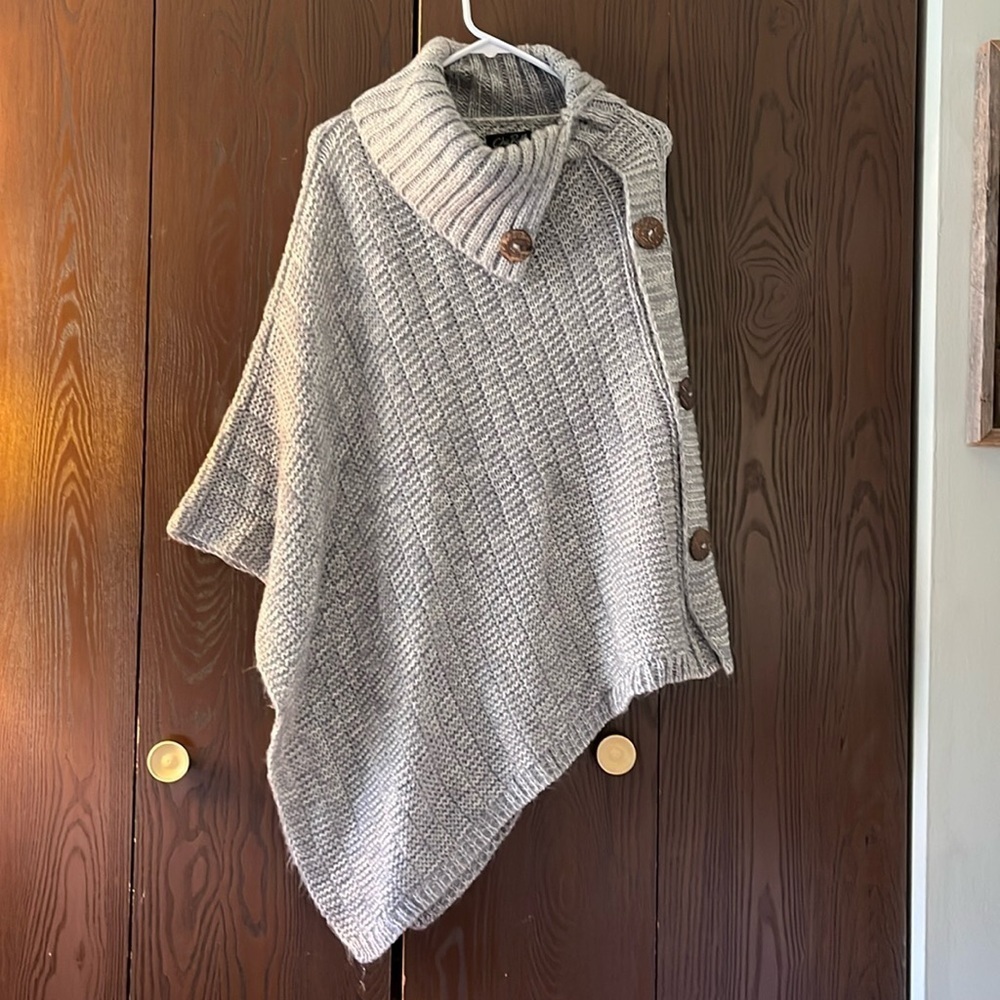 Chic Ruff gray and white knit poncho with large wooden buttons. OS